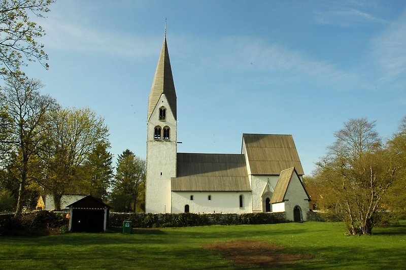 Utsikten över Gardas kyrka under en klar solig himmel.