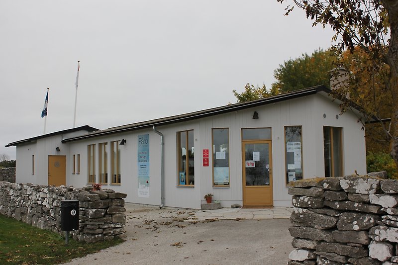 Envånings informationscenter har gråa väggar, bruna dörrar, bruna fönster och ett svart plåttak.