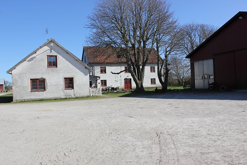 Två vita hus med röda tak fönster.