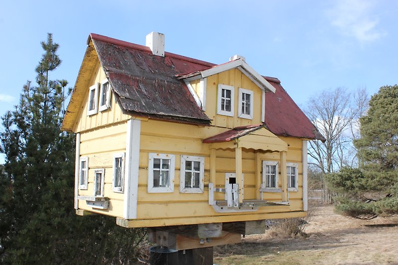 Ett fågelbo som liknar ett hus i varenda detalj.