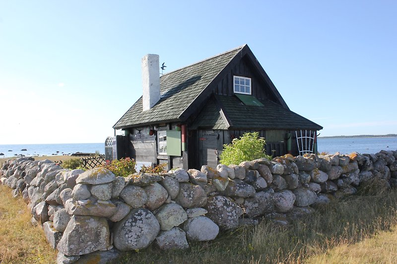 En liten fiskebod med havsutsikt.