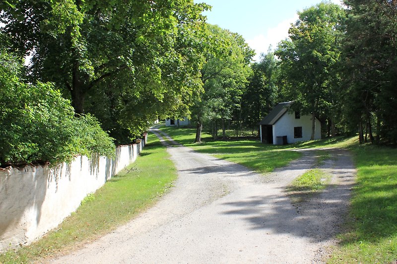 Två landsvägar som korsas jäms med den vita väggen