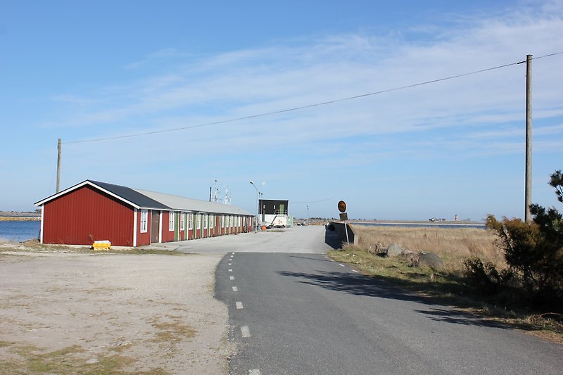 Röda strandbodarna vid vattnet.