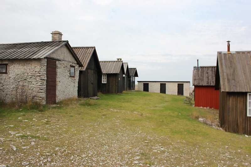 Flertal fiskebodar på Fårö.