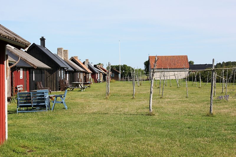 Flertal fiskebodar nära vattnet i Gnisvärd.