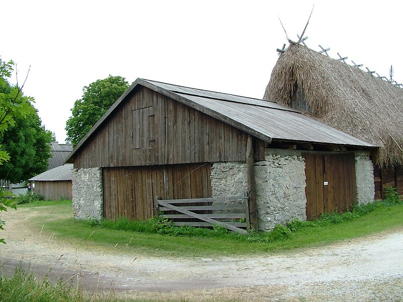 En stenlada och den andra ladan har ett agtak.