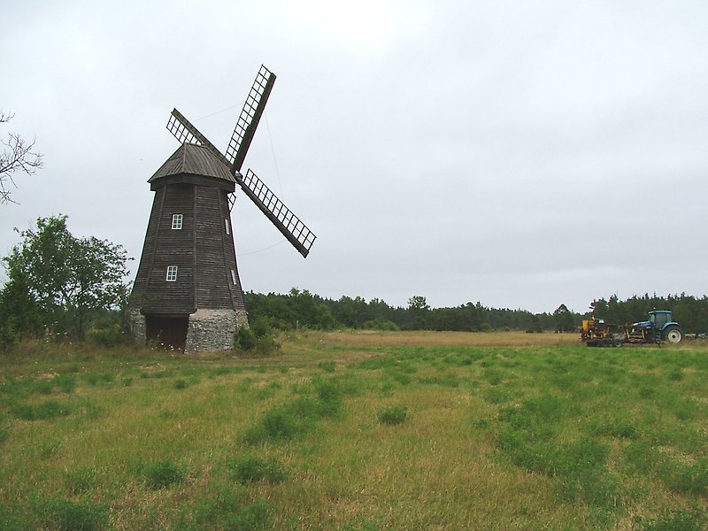 En kvarn stående på ett öppet landskap.